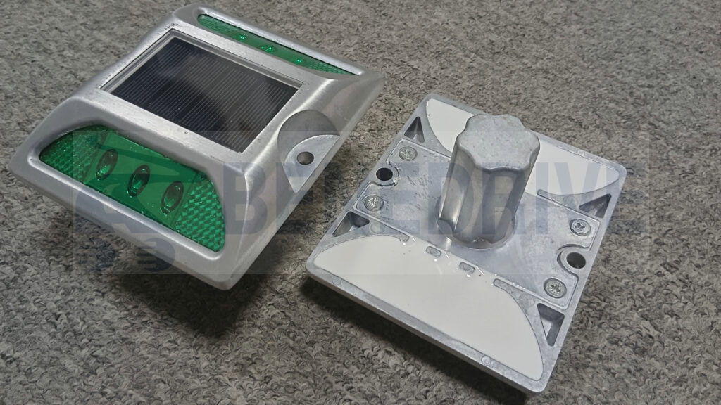 Aluminium solar road marker with stem SRS0406S Green with bottom view